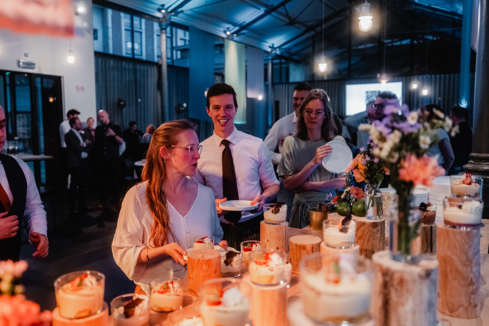 Gasten aan het dessertbuffet tijdens de walking dinner