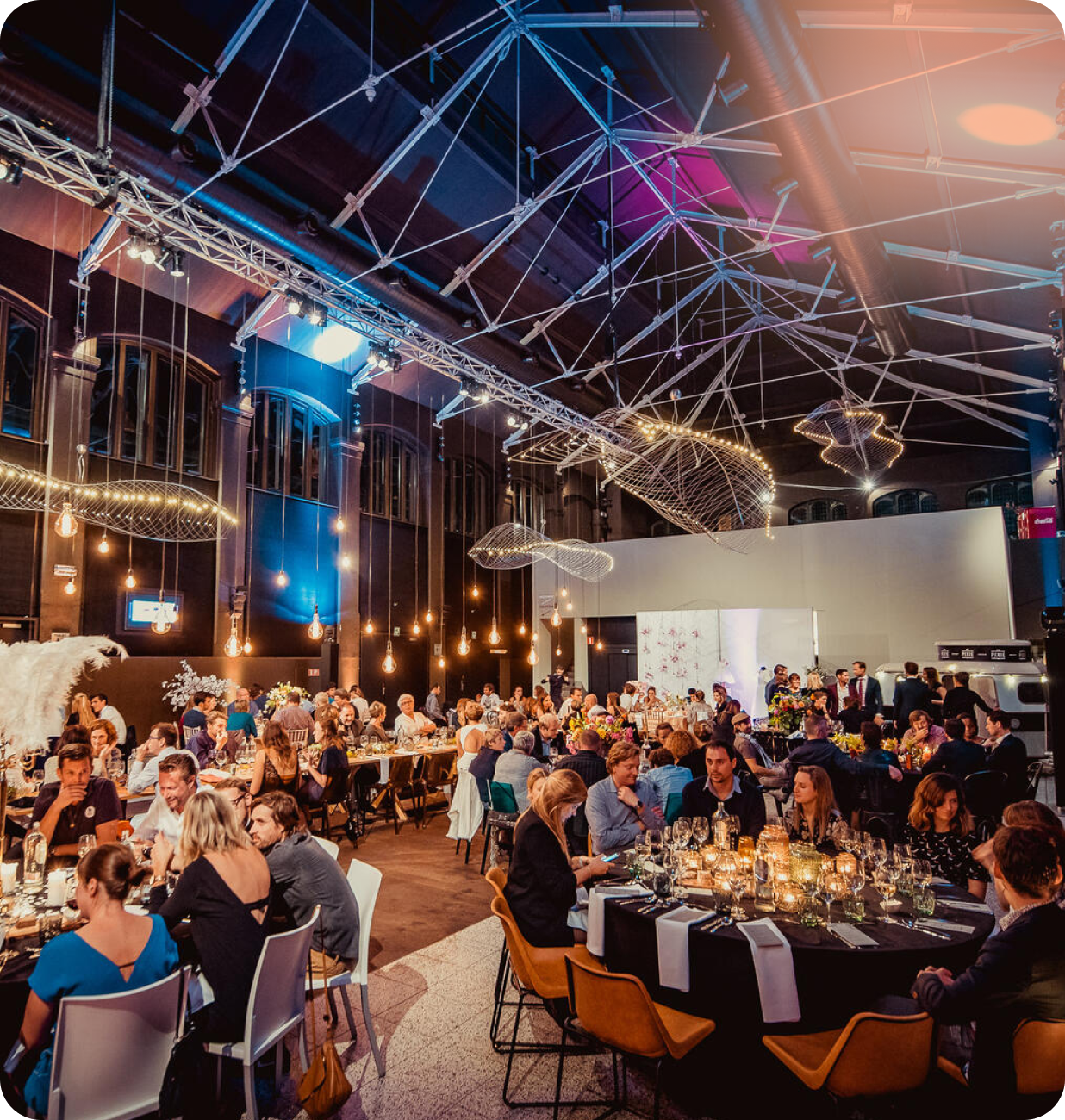 Gasten aan tafel tijdens een walking dinner in de museumzalen