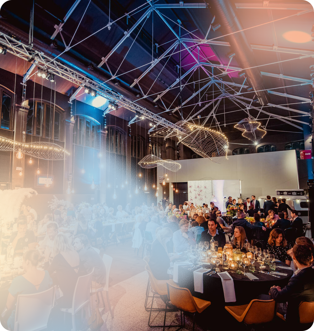 De verlichte museumzalen van het KMSKA met gedekte tafels voor het diner